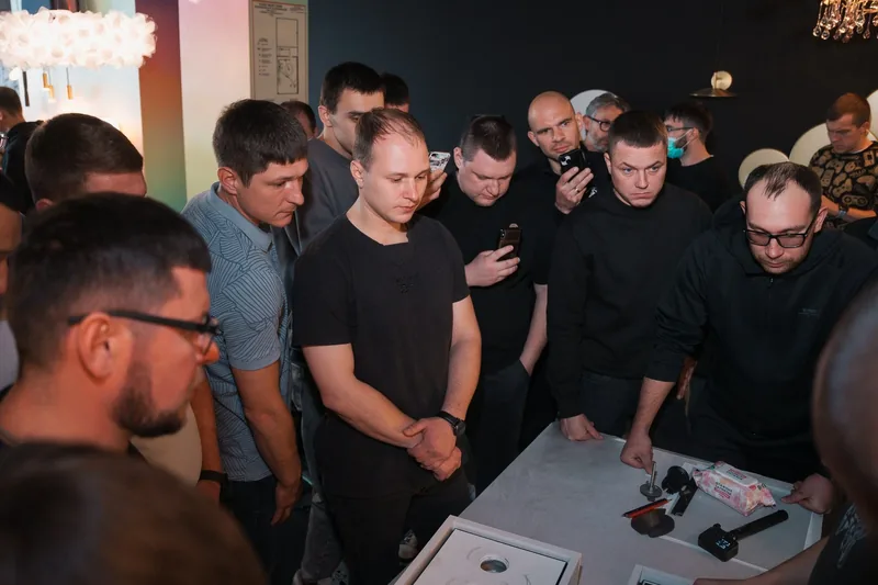 Участники мастер-класса изучают монтаж профильной системы